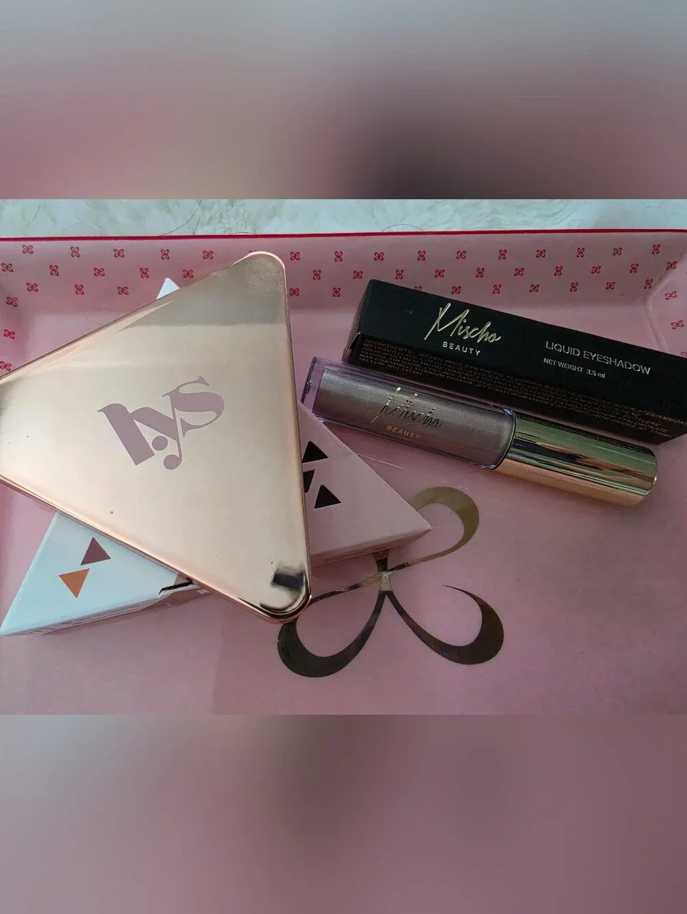 2 Pack: 1 Eyeshadow Palette & 1 Liquid Eyeshaow